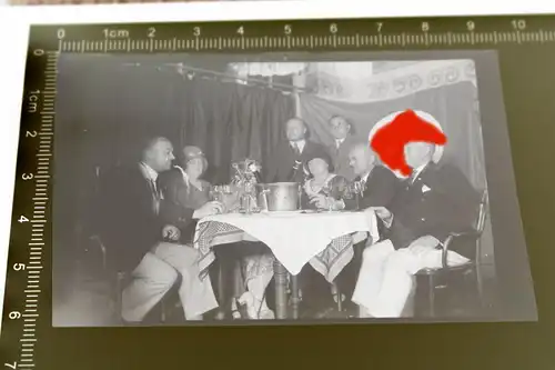 tolles altes Negativ - Gruppe Personen trinken Wein ? Sekt ? 30-40er Jahre 