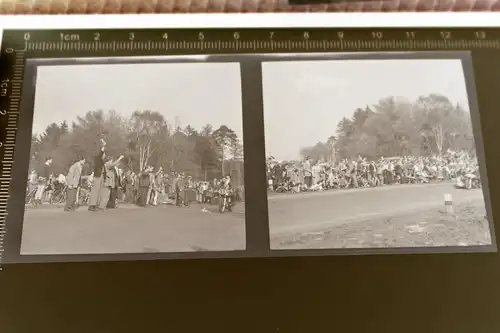 zwei tolle alte Negative - Oldtimer Motorradrennen Sieger Siegerkranz - 50-60er