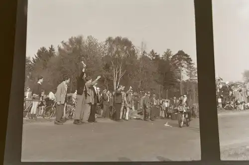 zwei tolle alte Negative - Oldtimer Motorradrennen Sieger Siegerkranz - 50-60er