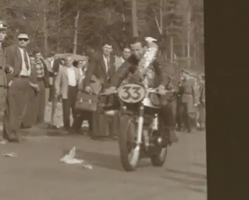 zwei tolle alte Negative - Oldtimer Motorradrennen Sieger Siegerkranz - 50-60er