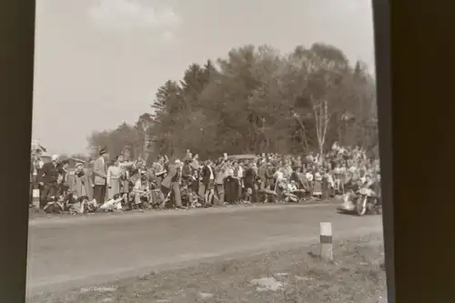 zwei tolle alte Negative - Oldtimer Motorradrennen Sieger Siegerkranz - 50-60er