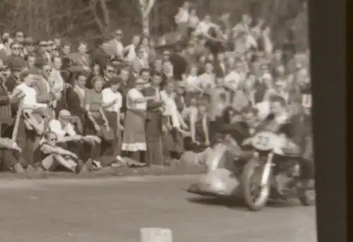 zwei tolle alte Negative - Oldtimer Motorradrennen Sieger Siegerkranz - 50-60er