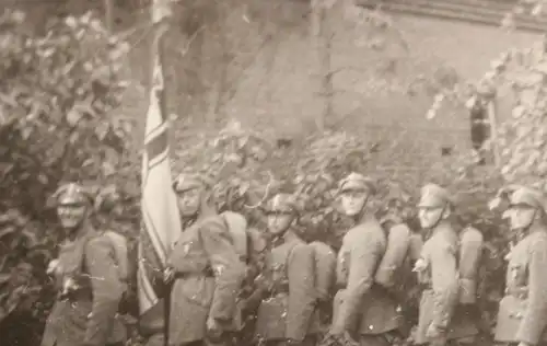 zwei tolle alte Fotos - Gruppe Soldaten - mir unbk. Kragenspiegel - 30-40er Jahr