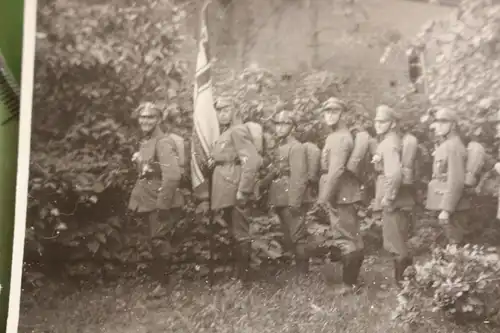 zwei tolle alte Fotos - Gruppe Soldaten - mir unbk. Kragenspiegel - 30-40er Jahr