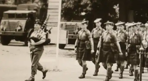 drei tolle alte Fotos - Soldaten - amerikanische und Schottische und unbkt. Unif