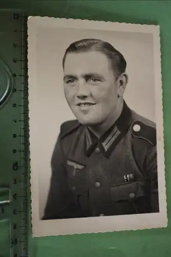 tolles altes Foto - Portrait eines Soldaten - kleine Bandspange