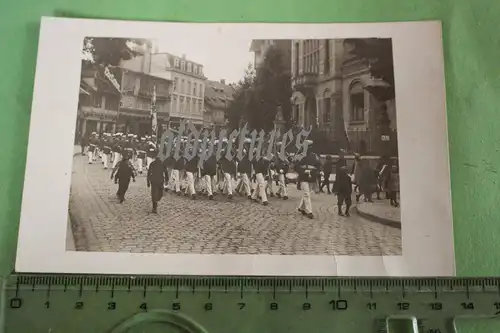 tolles altes Foto - Musikkorps maschiert durch Stadt - Studenten ?? 
