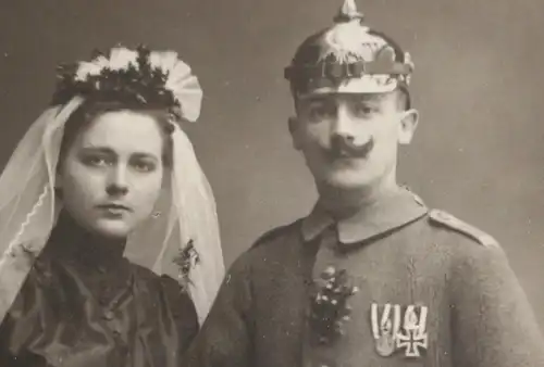Tolles altes Hochzeitsfoto - Soldat mit Pickelhaube und Orden