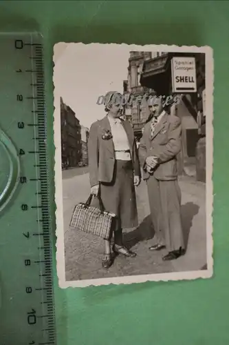 tolles altes Foto Mann und Frau - Hintergrund Shell Werbung  Spaniel Garage 1940