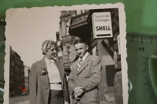 tolles altes Foto Mann und Frau - Hintergrund Shell Werbung  Spaniel Garage 1940