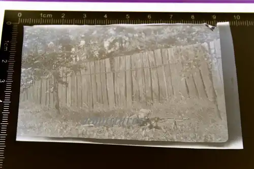 tolles altes Negativ -  Soldat mit unbekannten MG ?? 