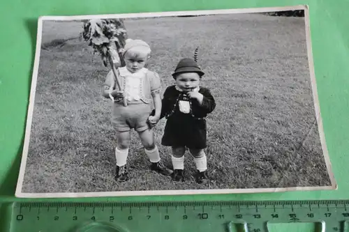 tolles altes Foto - zwei kleine Jungs aus Neumünster oder Umgebung ?