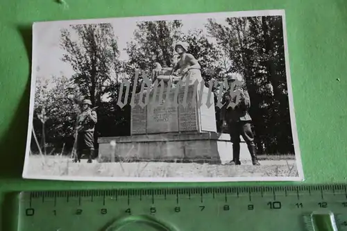 tolles altes Foto - Ehrenwache am Kriegerdenkmal in Diepholz - 40er Jahre ca.