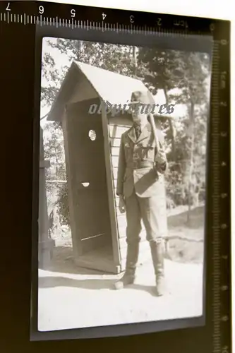 tolles altes Negativ - Soldat mit Spaten am Wachhäuschen