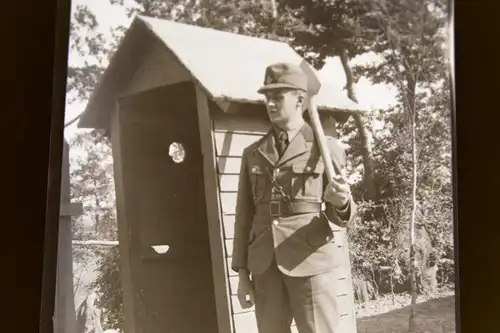 tolles altes Negativ - Soldat mit Spaten am Wachhäuschen