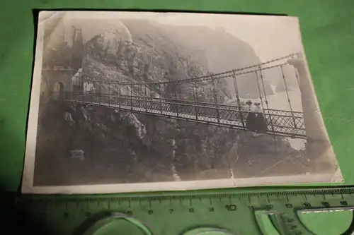 tolles altes Foto - zwei Frauen auf einer Stahlbrücke im Gebirge ? 1900-1920 ?