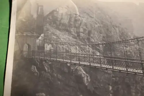 tolles altes Foto - zwei Frauen auf einer Stahlbrücke im Gebirge ? 1900-1920 ?