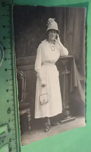 tolles altes Foto - junge Frau mit Hut und Handtasche  - 1910-20 ???