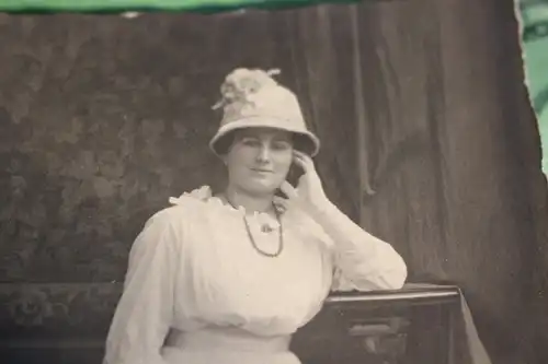 tolles altes Foto - junge Frau mit Hut und Handtasche  - 1910-20 ???