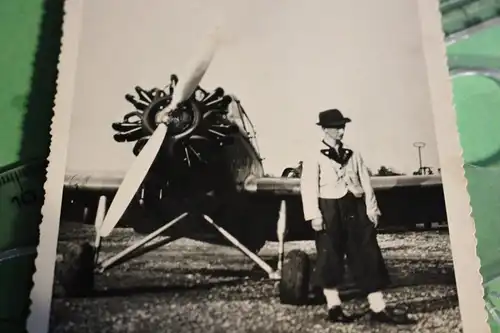 tolles altes Foto - Mann posiert mit Flugzeug - Modell ??  30-40er Jahre ??