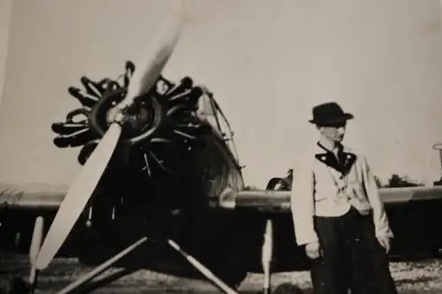 tolles altes Foto - Mann posiert mit Flugzeug - Modell ??  30-40er Jahre ??