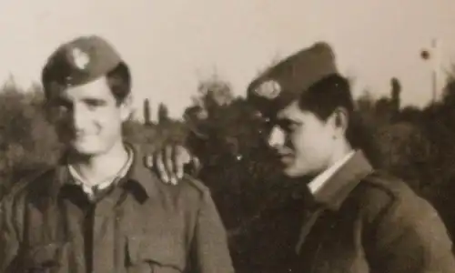 zwei tolle alte Fotos Soldaten mir unbekannte Uniformen ??