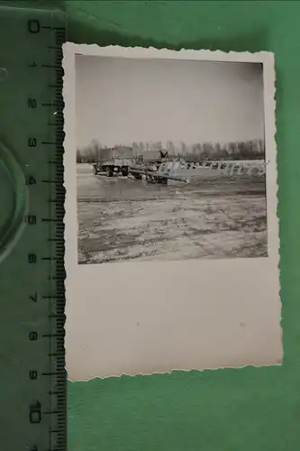 tolles altes Foto - LKW´s ziehen Holz übers Eis - Russland ?? 1942