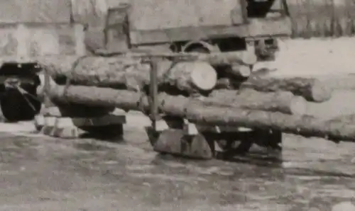 tolles altes Foto - LKW´s ziehen Holz übers Eis - Russland ?? 1942