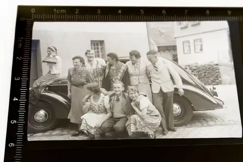 tolles altes Negativ - Familie posiert mit Oldtimer - Marke mir unbekannt 