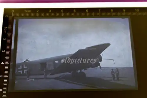 tolles altes Negativ - Flugzeug Junkers Ju 52 auf Feldflugplatz 