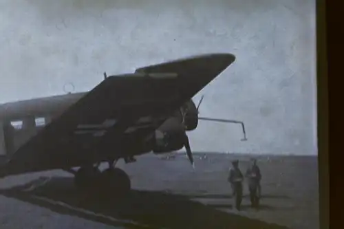 tolles altes Negativ - Flugzeug Junkers Ju 52 auf Feldflugplatz