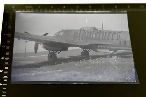 tolles altes Negativ - Flugzeug Heinkel HE 111 auf Feldflugplatz
