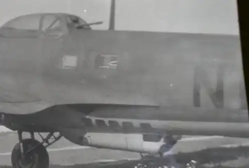 tolles altes Negativ - Flugzeug Heinkel HE 111 auf Feldflugplatz