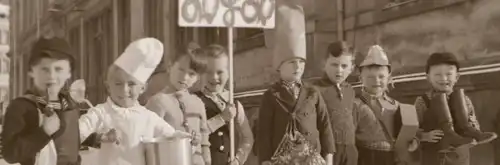 zwei tolle alte Negative -  Kinder verkleidet in Berufe - einer trägt ein Schild