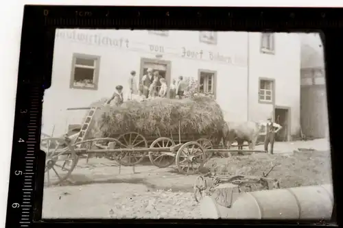 tolles altes Glasnegativ - Heuwagen vor Gastwirtschaft Josef Bohnen, Schmidtheim