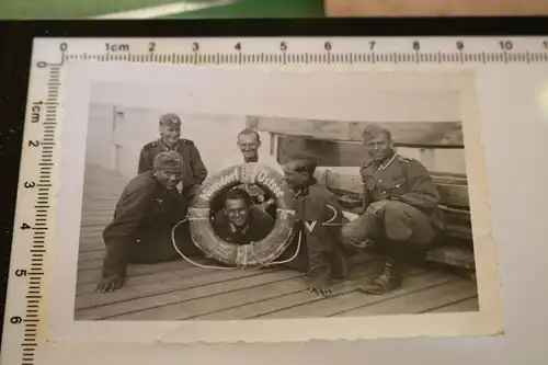 tolles altes Foto - sechs Soldaten mit Rettungsring - Niendorf Ostsee