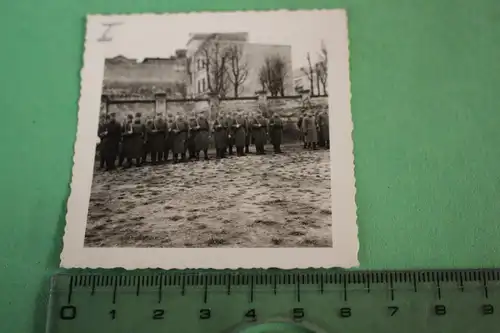 tolles altes Foto - Gruppe Soldaten - mir nicht bekannte Uniform 