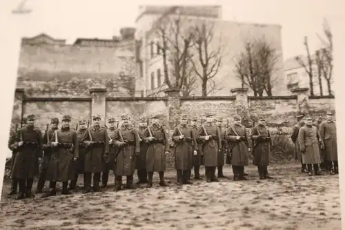 tolles altes Foto - Gruppe Soldaten - mir nicht bekannte Uniform