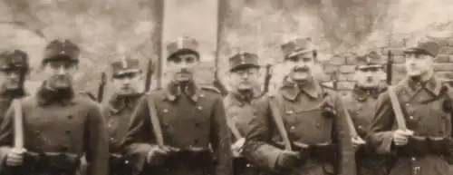 tolles altes Foto - Gruppe Soldaten - mir nicht bekannte Uniform