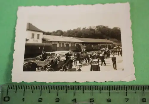 tolles altes Foto - Matrosen am Bahnhof in Samitz - 1936