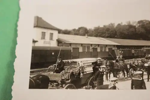 tolles altes Foto - Matrosen am Bahnhof in Samitz - 1936