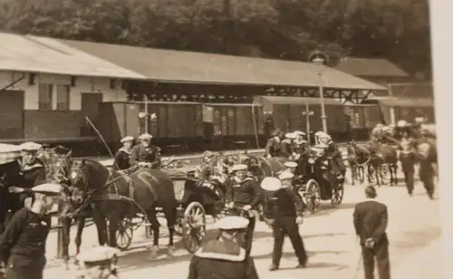 tolles altes Foto - Matrosen am Bahnhof in Samitz - 1936