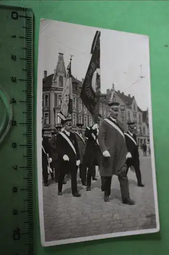 tolles altes Foto - Männer mit Schärpen und Fahnen