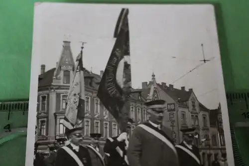 tolles altes Foto - Männer mit Schärpen und Fahnen