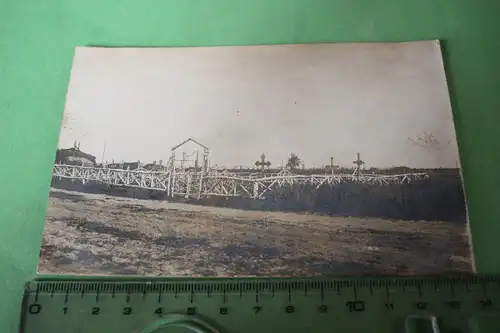interessantes altes Foto - Soldatenfriedhof - Zaun aus Birken 