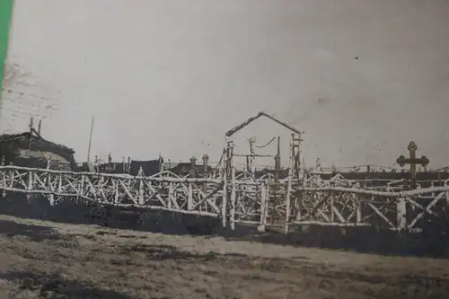 interessantes altes Foto - Soldatenfriedhof - Zaun aus Birken