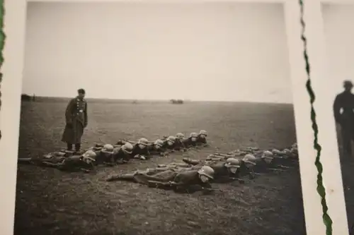 fünf tolle alte Fotos - Soldaten bei Ausbildung ??? zwei handcoloriert