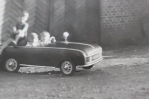 zwei tolle alte Fotos - Kinder mit Tretauto MAW-Auto DDR  50-60er Jahre selten ?
