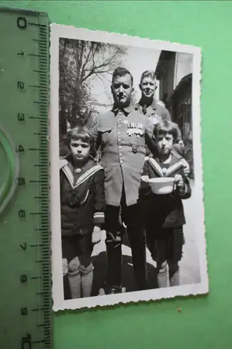 tolles altes Foto - zwei Soldaten mit großen Ordensspangen und Kinder