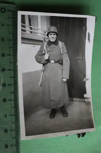 tolles altes Foto älterer Soldat mit Stahlhelm